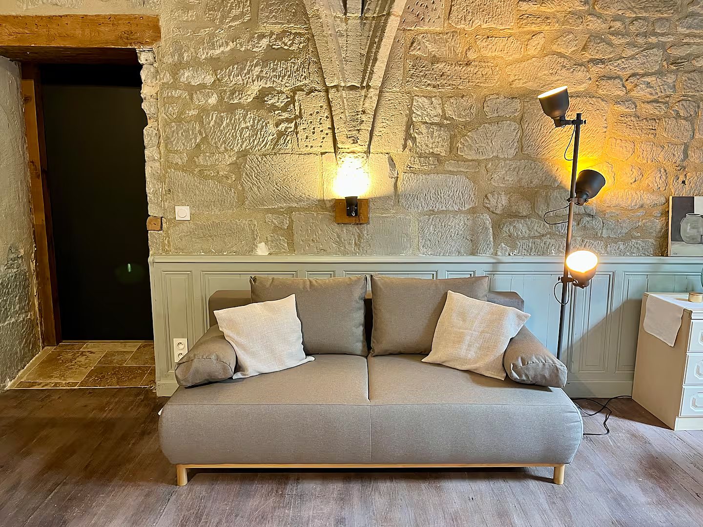 Le salon et son canapé convertible
