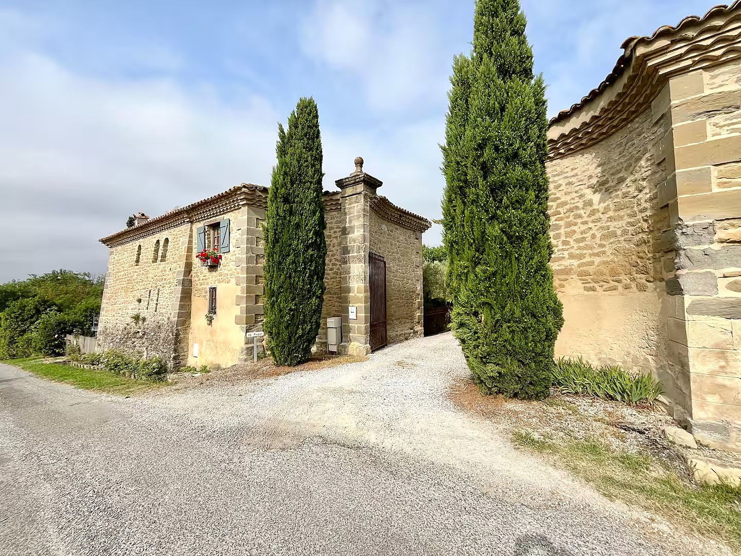 L'entrée du domaine bordée de cyprès